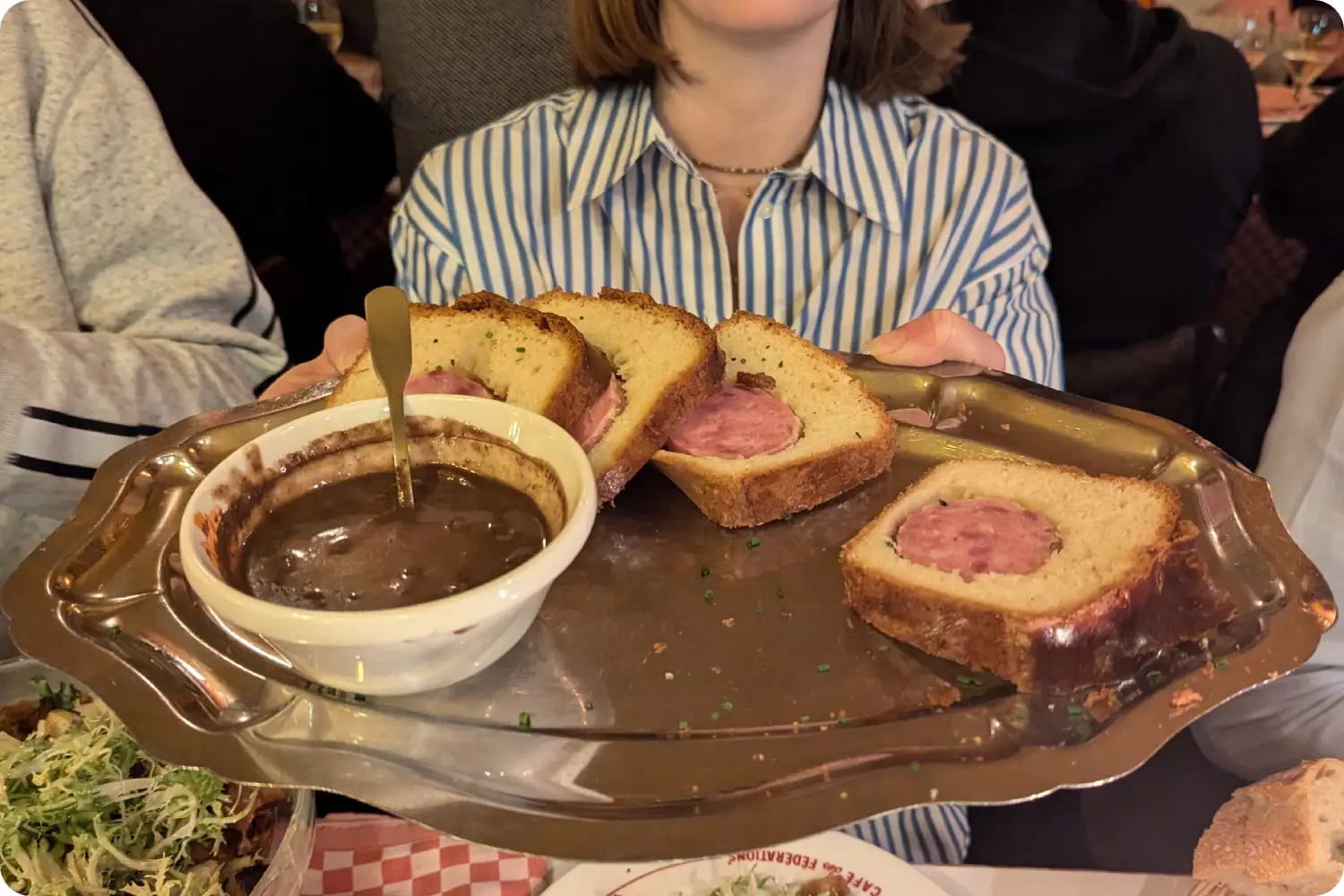 le-cafe-des-federations-saucisson-brioche